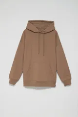 Hoodie deportivo color visón, de corte holgado, con capucha ajustable con cordones, bolsillo tipo canguro y puños y bajo acanalados.
