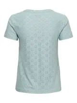 Camiseta celeste de manga corta con tejido calado y cuello redondo.