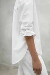 Camisa celeste de lino, de corte recto y manga larga.