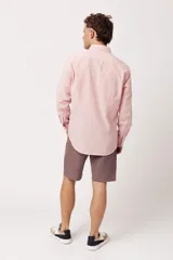 Camisa celeste de manga larga con cuello clásico y corte slim.