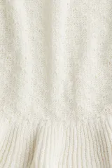 Top blanco de punto pointelle suave, corte entallado, cuello redondo ribeteado acanalado y mangas cortas con volado acanalado en puños y bajo.