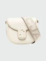 Bolso bandolera Marc Jacobs modelo The Covered J Marc Saddle Bag, color crema, con correa ancha de tela con logo de la marca en tono beige.