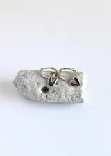Aros de plata 925 con dije en forma de corazón, diseño elegante y minimalista.