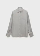 Camisa color beige de tejido fluido con cierre de botones en la parte delantera, bolsillo de parche en el pecho, diseño recto, cuello camisero y manga larga abotonada.