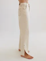 Pantalón de jean celeste con efecto batik, corte recto y terminación desflecada.