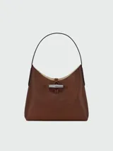 Bolso hobo Longchamp modelo Le Roseau M, color marrón cuero con cierre de broche metálico plateado y asa de hombro rígida negra.