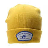Gorro de lana amarillo con parche bordado con el logo de la marca N+ en el frente.