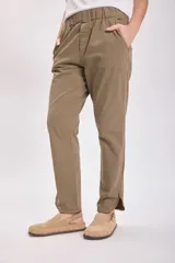Pantalón casual color caqui, de corte recto y tiro medio, con cintura elástica y bolsillos laterales.