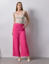 Pantalón de pierna ancha color fucsia, marca Ninety. Con pretina ancha y elastizada.
