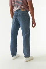 Pantalón jean negro de corte amplio y tiro medio.