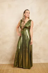 Vestido largo verde oliva de satén con escote en V pronunciado, corte imperio y falda con caída fluida.