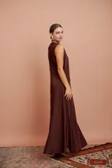 Vestido largo color chocolate, sin mangas y con cuello alto.