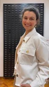 Campera color crema de algodón forrada, con cuello camisero, cierre frontal con botones a tono, bolsillos con solapa abotonada en el pecho y corte holgado.