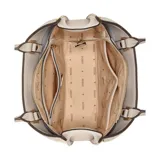 Cartera tote Guess modelo Meridian, color blanco con textura granulada y detalles metálicos dorados. Incluye llavero colgante con logo de la marca.