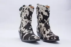 Bota texana de cuero negro con bordados en el lateral y taco bajo.