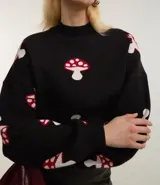 Buzo de manga larga y cuello alto confeccionado en jacquard con estampado de hongos.
