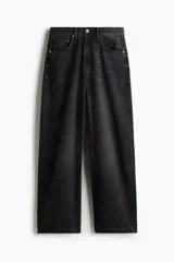 Jean de denim rígido color negro, de corte holgado de cadera a bajo con piernas redondeadas superamplias y pliegues al tobillo. Cintura estándar con cierre y tiro bajo.
