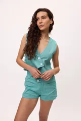 Chaleco marrón con escote en V y cierre cruzado con dos botones.