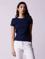 Remera azul marino de tejido acanalado, con escote a la base y mangas cortas.