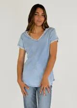 Remera celeste con cuello en V y terminaciones desflecadas.