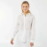 Camisa blanca de algodón con bordado inglés, corte clásico, cuello camisero y mangas 3/4 con puños abotonados.
