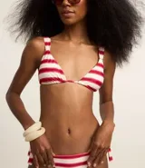 Top de bikini triangular fruncido con bretel ancho y copa desmontable, confeccionado en microfibra rayada.