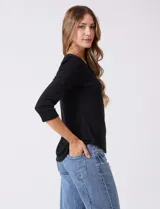 Remera de algodón negra de manga tres cuartos y cuello redondo.