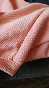 Remera blanca de corte amplio y mangas largas.