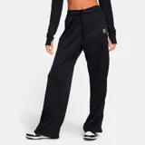 Pantalón largo deportivo Nike Air para mujer, color gris, de corte holgado con cintura elástica ajustable con cordón y logo estampado en la pierna izquierda.