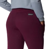 Pantalón deportivo acolchado color borgoña, con cintura elástica ajustable y bolsillos laterales.