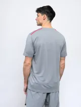 Remera deportiva Umbro negra de manga corta, con cuello redondo y tres franjas blancas en los hombros.