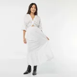 Vestido largo blanco con bordado inglés, escote en V, mangas 3/4 y corte en la cintura con abertura.