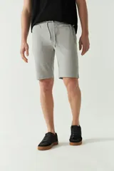 Short de felpa azul marino para hombre, con bolsillos con cierre, logo estampado y cintura ajustable.