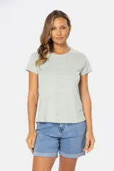Remera color beige con estampado de aves en tonos celeste, lila y dorado.
