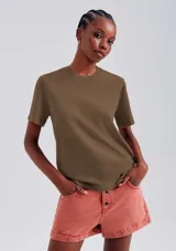 Remera color beige de corte clásico, con cuello redondo y mangas cortas.