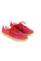Championes de cuero vacuno color rojo con detalles en fucsia, suela color caramelo y cordones rojos.