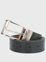 Cinturón de cuero negro con interior marrón, hebilla metálica plateada con el logo de Hush Puppies grabado.