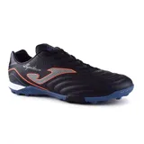 Championes de fútbol 5 Joma Águila 2401 TF, color negro con detalles en azul y naranja. Fabricados en PVC resistente, con contrafuerte interior EXO COUNTER y suela de material sintético con tacos para césped artificial.