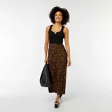 Musculosa negra de punto canalé con escote cuadrado y botón dorado decorativo.