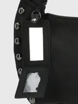 Cartera tipo hobo de cuero sintético color negro, con asa corta acolchada y tachas metálicas plateadas en el borde. Incluye llavero colgante con el logo de la marca.