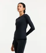 Remera deportiva negra de poliamida con protección UV, mangas largas y corte raglán.