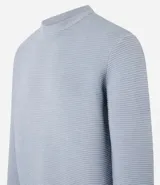 Suéter celeste de punto con textura acanalada horizontal, cuello redondo y mangas largas con puños ajustados.