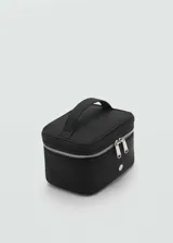 Neceser negro con forma cilíndrica, asa corta en la parte superior, cierre de cremallera plateada con doble tirador y logo grabado. Interior forrado con dos compartimentos y un bolsillo.