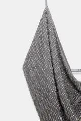 Top de escote drapeado color gris, con tiras finas ajustables en el cuello y la espalda. Detalle de aplicación de abalorios.