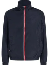 Campera de nailon reciclado color azul marino, con cierre de cremallera, cuello alto, bolsillos laterales y bolsillo en la manga. Se puede plegar para guardar fácilmente.