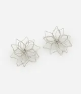 Aros tipo botón con forma de flor alambrada, color plateado.