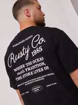 Remera color ladrillo de corte holgado, con estampa en la espalda con el logo de la marca y texto alusivo al surf.