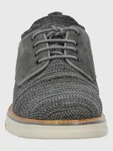 Zapato acordonado gris con capellada de tejido tramado y apliques de gamuza.