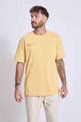 Remera blanca de algodón con cuello redondo y logo pequeño estampado en el pecho.