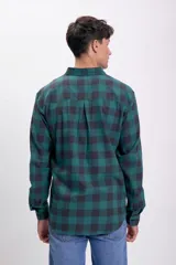 Camisa de manga larga con estampado de cuadros grandes en verde petróleo y negro, con cuello clásico y bolsillo en el pecho.